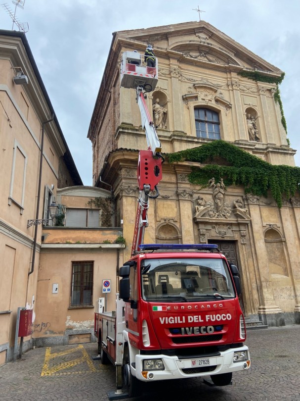 Tegole pericolanti rimosse dall'ex chiesa della Misericordia